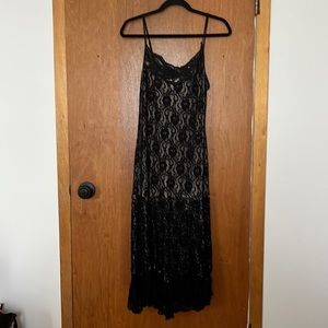 Maxi vintage dress w/ black lace and ruffled bottom